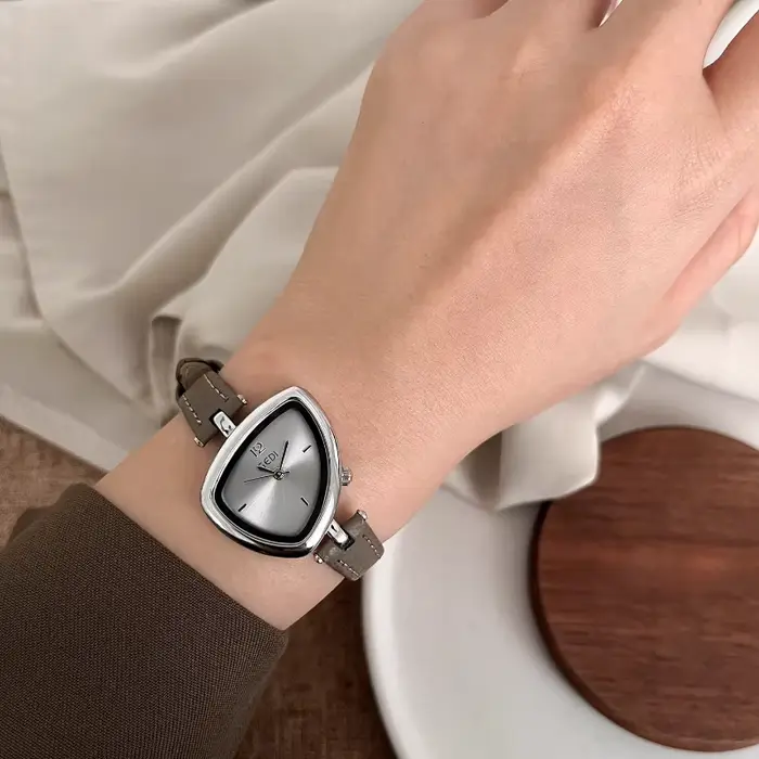 Montre de luxe en laiton avec bracelet en cuir pour femmes élégantes occasions spéciales quartz bronze café ivoire multicolore rose