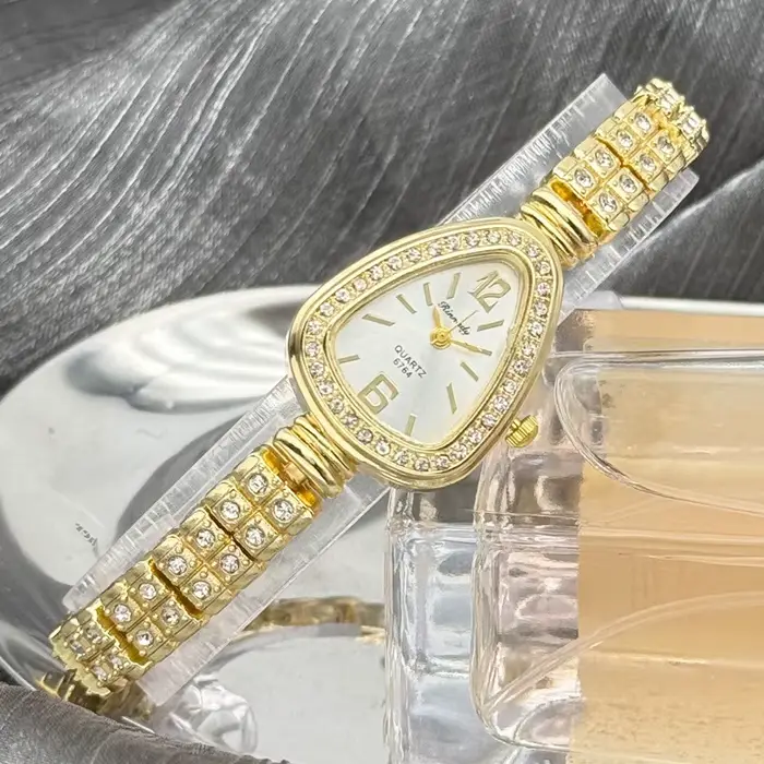Montre bracelet serpent élégante