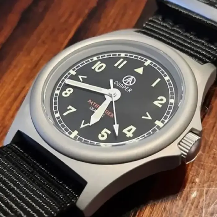 Montre à quartz en acier mat étanche