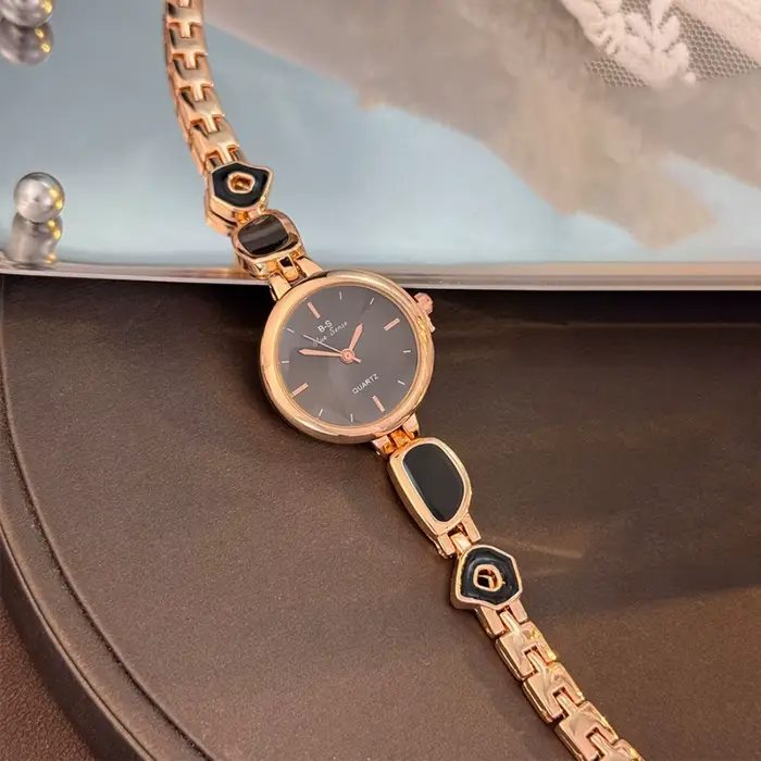 Montre-bracelet vintage irrégulière élégante de luxe pour femme, avec bouton design, cadeau idéal
