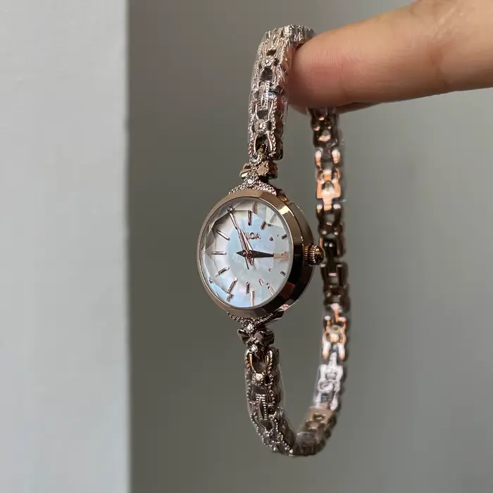 Montre étudiante de haute valeur pour femme sur le lieu de travail, luxe abordable, mode littéraire,