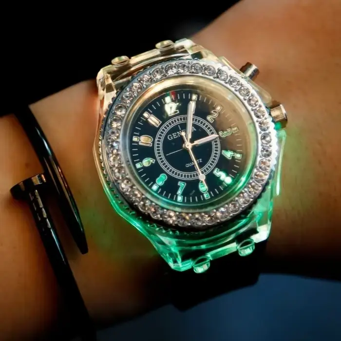 Montre lumineuse LED colorée étudiante quartz fluorescente homme femme style fashion casual ocassions nocturnes et soirées