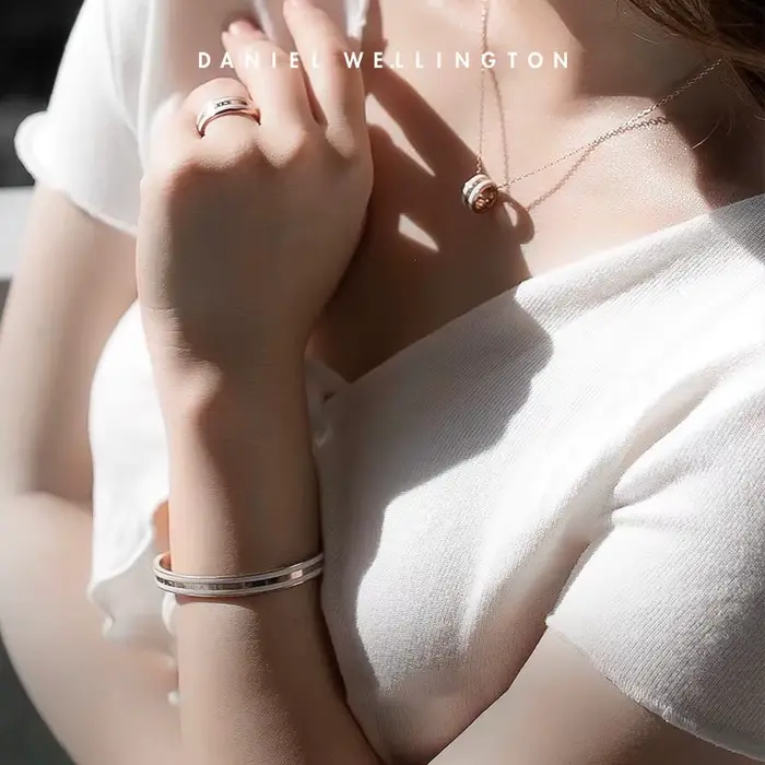 Collier Emalie Daniel Wellington en or rose avec pendentif en émail noir pour femmes occasions spéciales