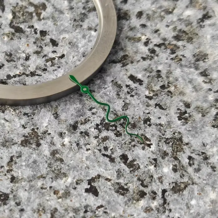 Montre en forme de serpent S
