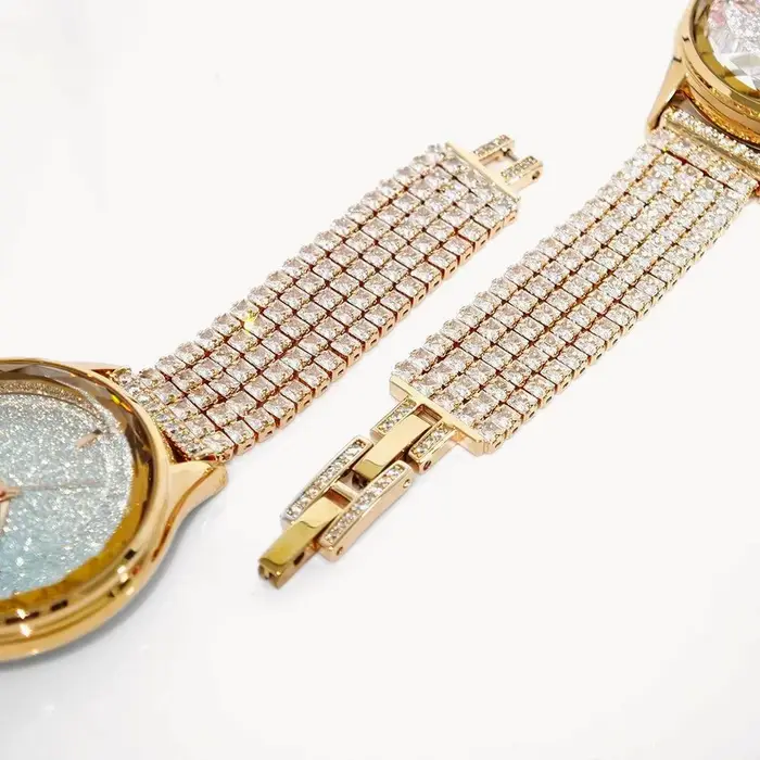 Montre glacée pour femmes, quartz rose, incrustations de diamant brillant, élégante et résistante à l'eau pour occasions spéciales et tenues de rendez-vous