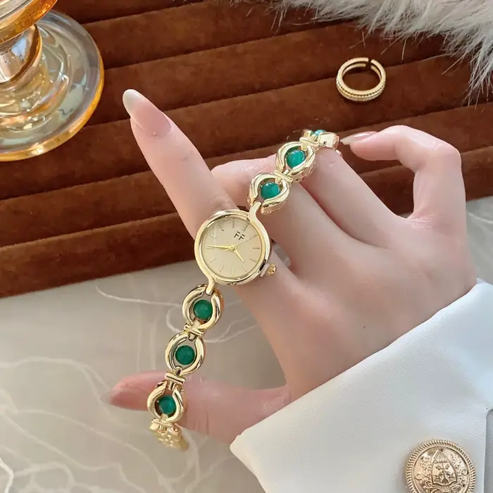 Montre ronde élégante pour femmes avec pierres translucides scintillantes Nouvelles montres à quartz de luxe haut de gamme Bracelet en or Montres-bracelets