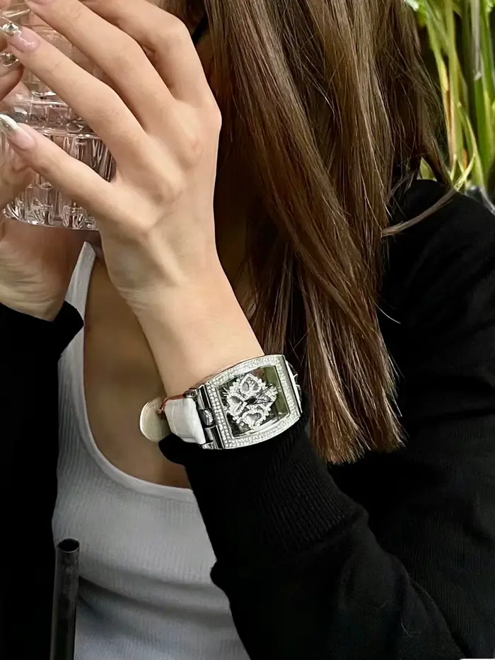 Montre en alliage avec bracelet en cuir résistante à l'eau pour femmes, élégante et sophistiquée, pour occasions spéciales et quotidienne
