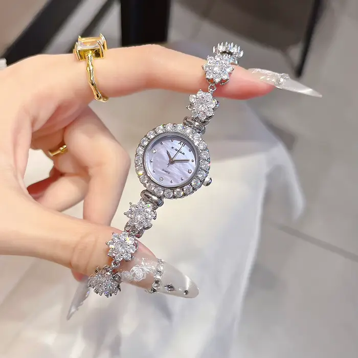 Montre luxueuse avec bracelet en acier inoxydable cadran violet pour femmes occasions spéciales quartz mouvement résistant à l'eau
