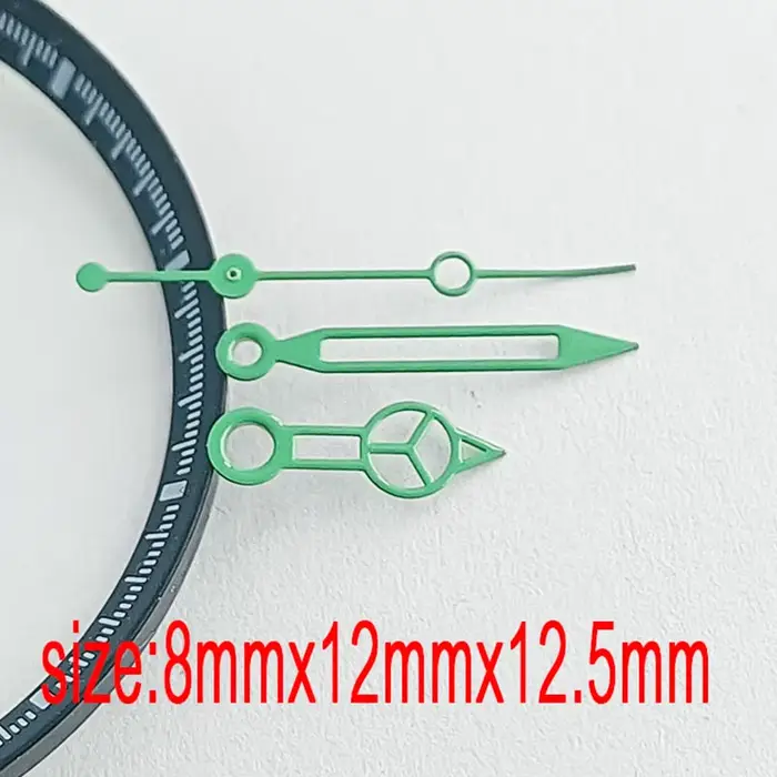 Les aiguilles de la montre pour homme sont fabriquées en matériau lumineux vert et sont équipées d'u