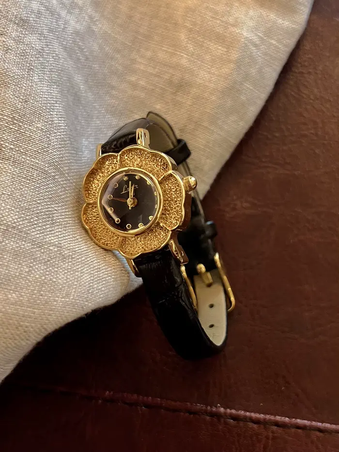 1 montre pour femme de style français rétro avec petit cadran doré et fleur de camélia