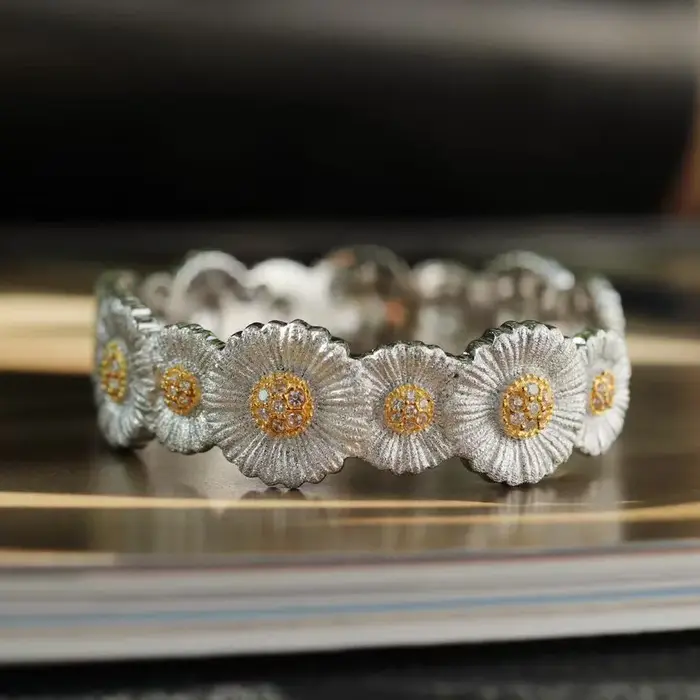 Bracelet large bicolore or et argent avec petites marguerites et diamants pour femme