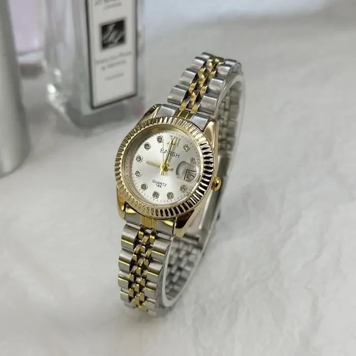 Bande d'acier dorée montre pour femme diamant clouté calendrier