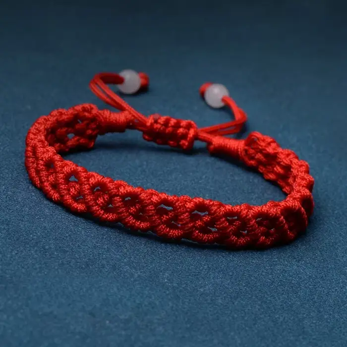 Bracelet tressé à la main en fil rouge porte-bonheur