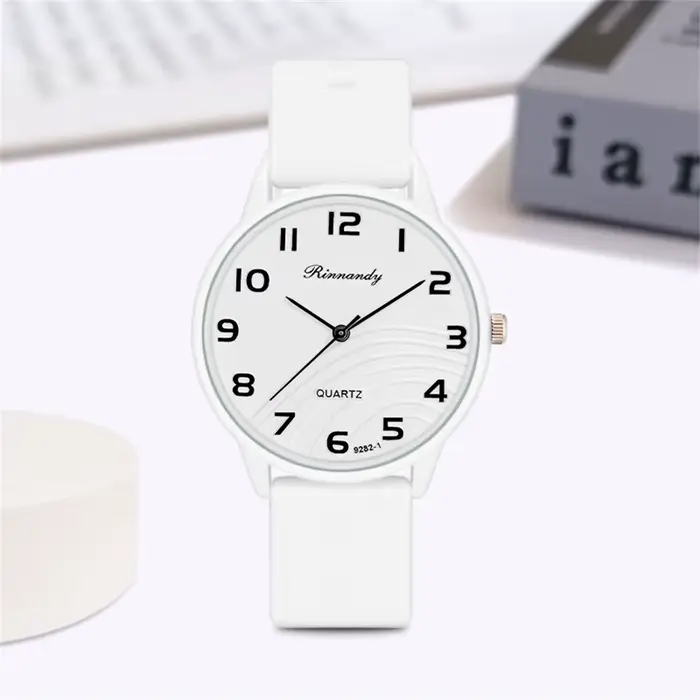 Montre à quartz de conception numérique de couleur de vague pour femmes sportives 2024