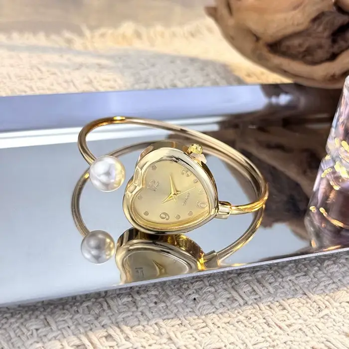 Montre élégante à cadran en forme de cœur avec perles