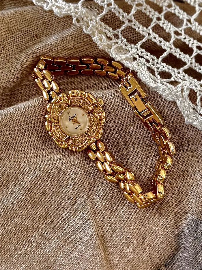 1 pièce de nouvelle montre à quartz pour femme à petit cadran en or camélia rétro français