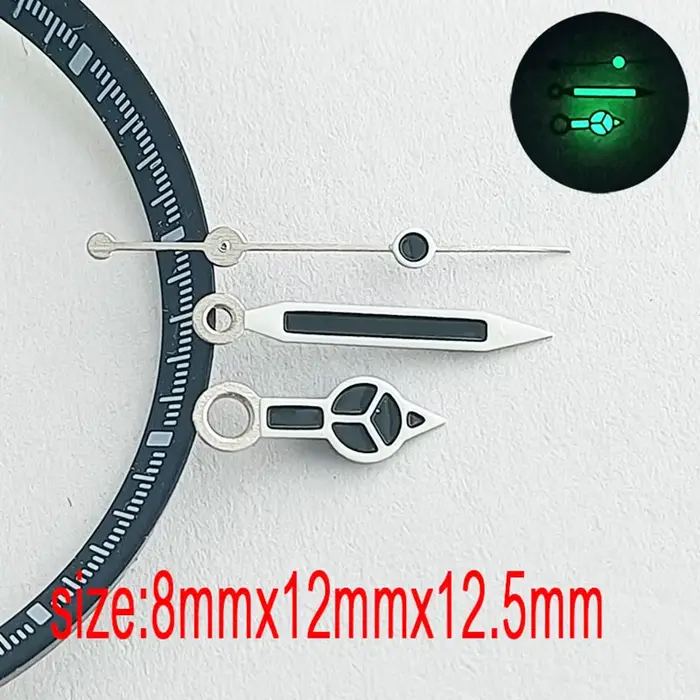 Les aiguilles de la montre pour homme sont fabriquées en matériau lumineux vert