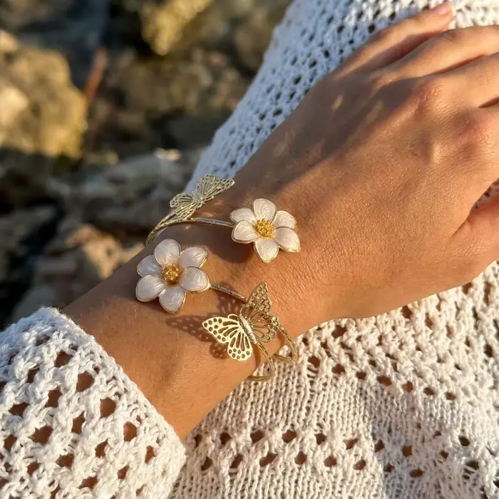 Bracelet manchette romantique en émail blanc avec fleurs et papillons pour femme