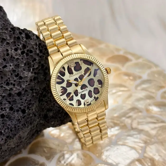 Montre classique élégante pour femme avec cadran à motif plume sur un côté