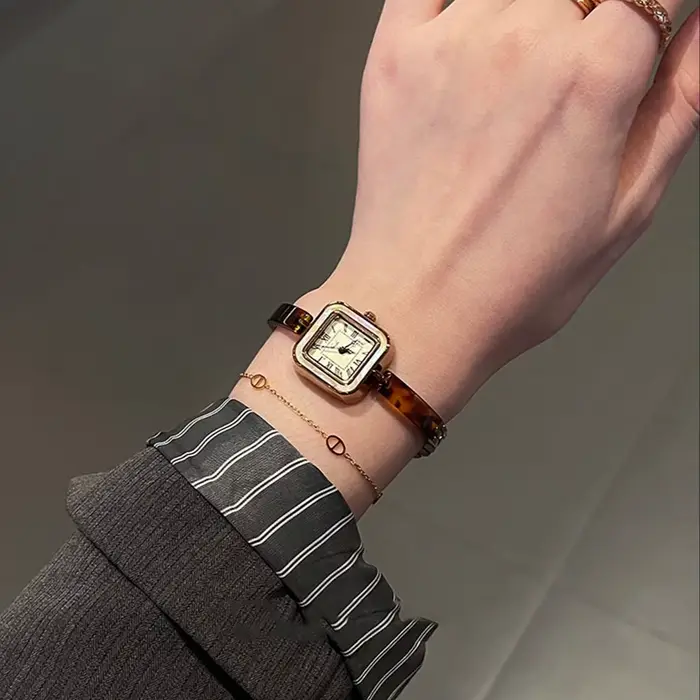 Montre de luxe vintage pour femmes avec chiffres romains et cadran carré quartz bracelet acier occasion spéciale à offrir