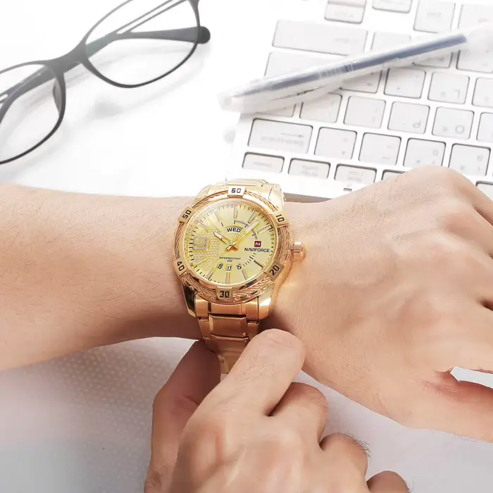Montre militaire dorée Naviforce résistante à l'eau pour homme, robuste et élégante, pour randonnées et occasions spéciales