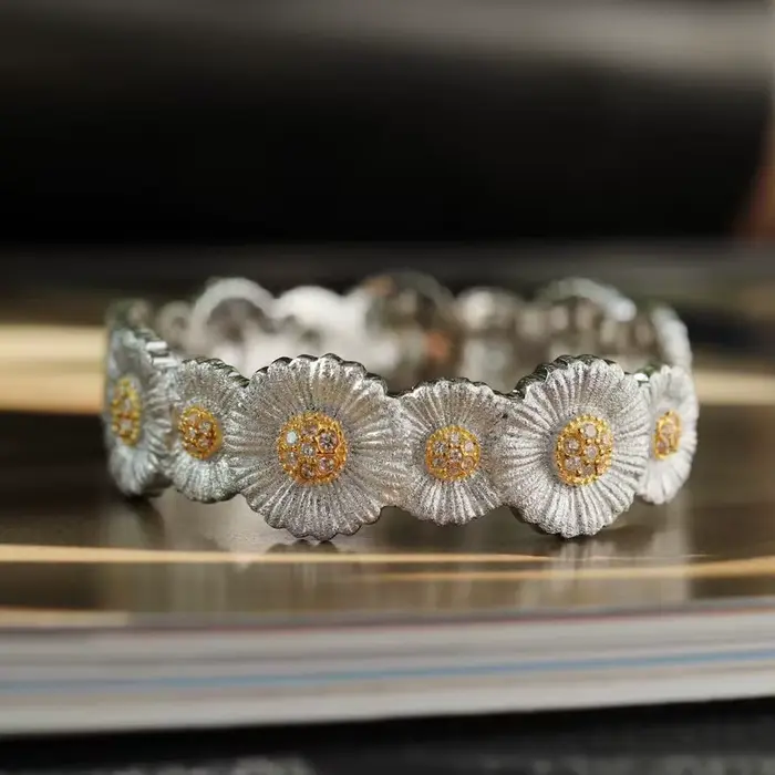 Bracelet large bicolore or et argent avec petites marguerites et diamants pour femme
