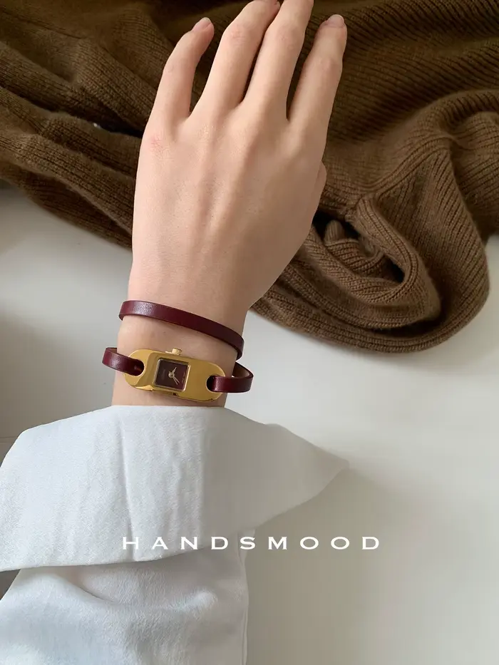 Montre de luxe de haute qualité avec long bracelet rouge