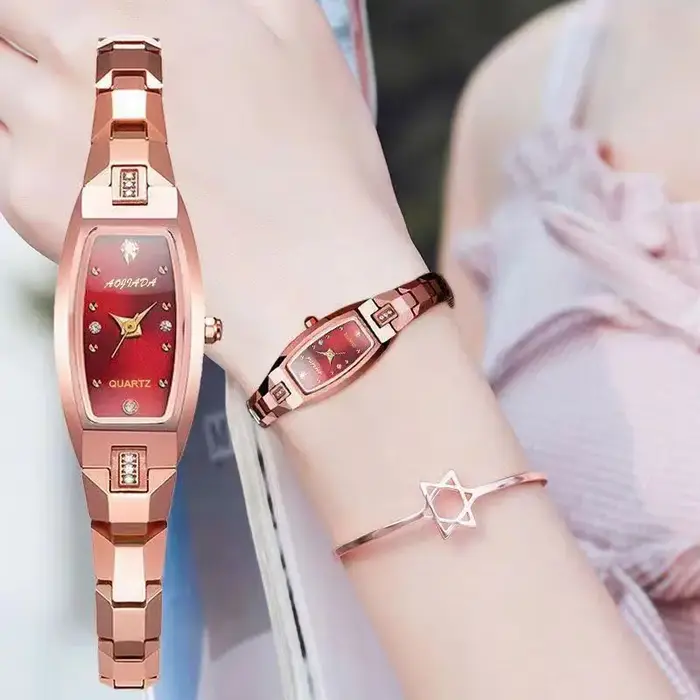 Montre rétro dorée vintage pour femmes avec mouvement quartz et fermoir caché à bouton-poussoir pour différentes occasions élégantes