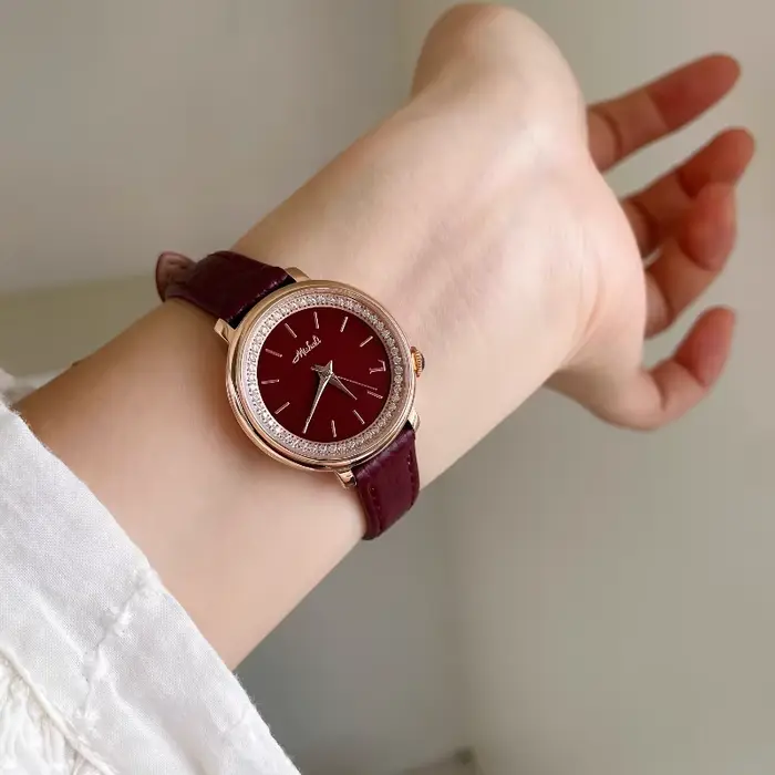 Montre rétro chic à cadran rond bordeaux sertie de diamants pour femmes occasions spéciales