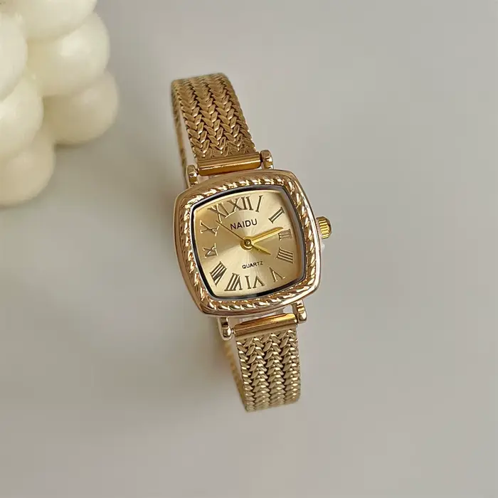Montre pour femme carrée romaine dorée