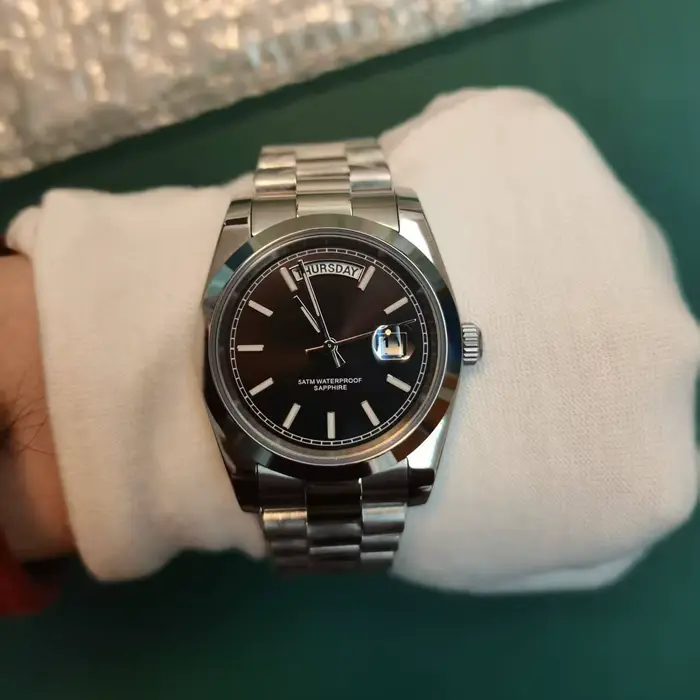 Montre homme Quartz saphir acier inoxydable résistante à l'eau pour occasions spéciales et activités quotidiennes
