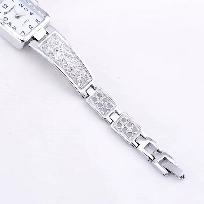Montre de luxe en argent pour femmes avec bracelet en alliage rectangle élégante et sophistiquée pour occasions spéciales et tous les jours