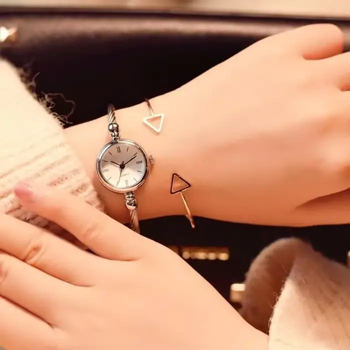 Montre-bracelet rétro élégante pour femmes en acier inoxydable avec affichage chiffre romain pour occasions spéciales