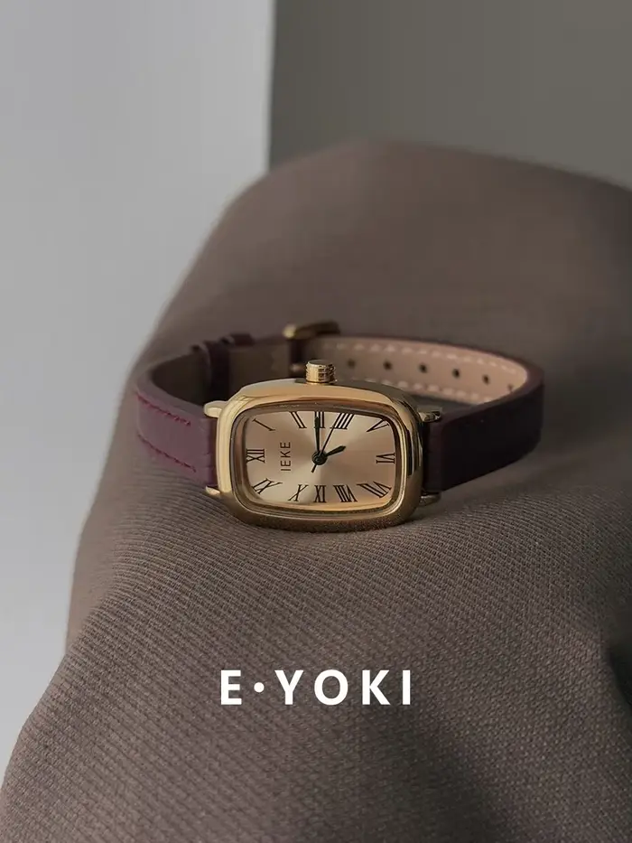 Montre rétro en cuir résistante à l'eau pour femmes style fashion et casual cadran romain occasionnels spéciaux