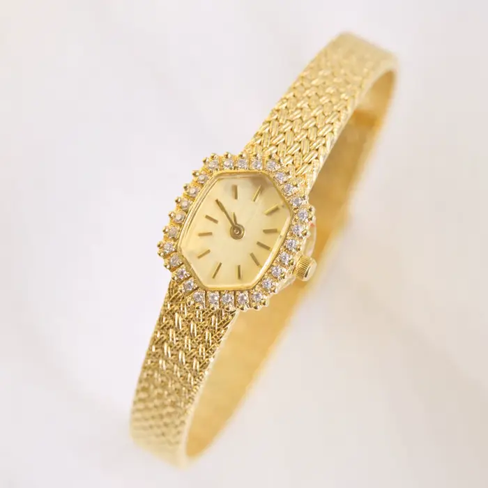Montre vintage féminine en laiton plaqué or 18 carats avec cadran ovale rétro et bracelet en acier inoxydable pour occasions spéciales