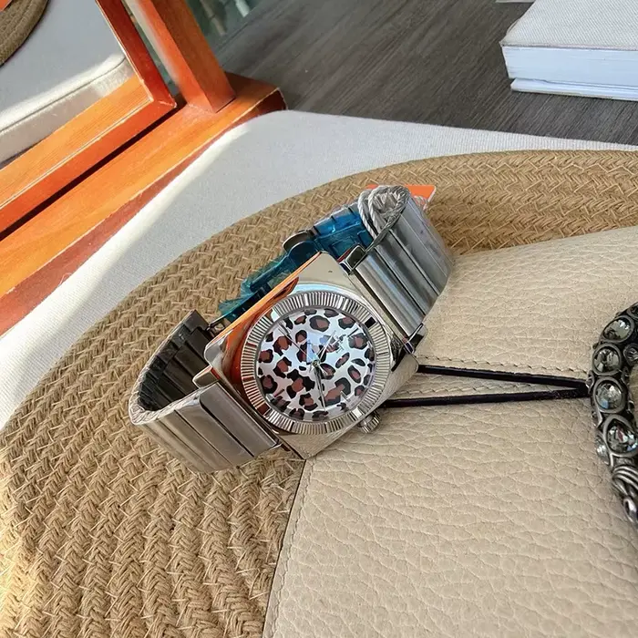 2026 nouvelle montre imprimé léopard mode femme bracelet en acier exquis grande plaque femmes luxe