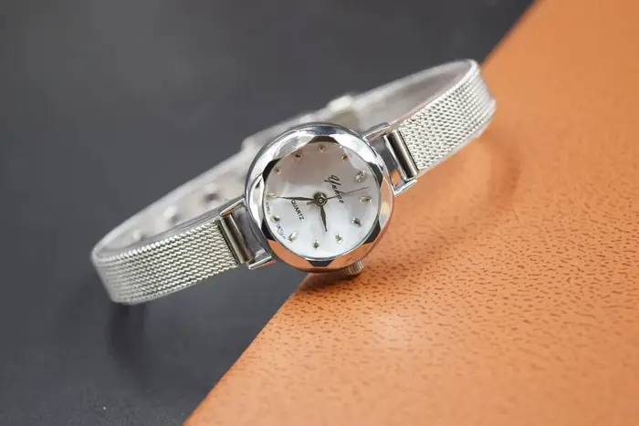 Montre-bracelet à Quartz en Acier Inoxydable Bracelet Maille Argentée Style Fashion Casual Occasions Spéciales Pour Femme