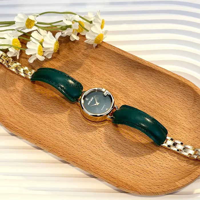 Montre en cuir incurvée design G élégant pour femme occassions spéciales bracelet ajustable largeur bande 16mm mouvement quartz style casual女性友人,如果你喜欢手表并且想要了解更多信息,我刚刚写了一篇关于这款时尚而休闲的手表的介绍。它有独特的G形设计,非常适合作为礼物送给女性朋友或用于特别场合。这款手表不仅外观优雅,而且佩戴舒适,适合日常搭配。希望这些信息对你有帮助!如果有任何问题或需要更多细节,请告诉我。