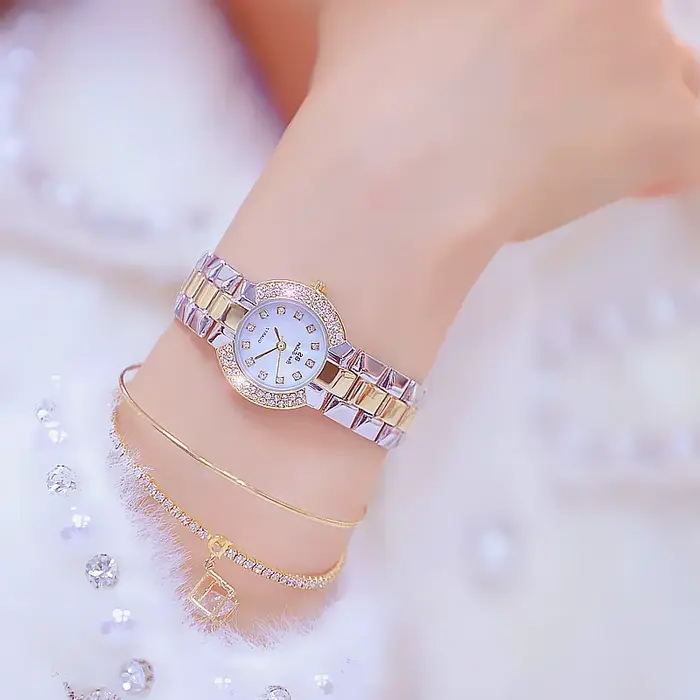 Montre de luxe pour femmes en argent et or avec mouvement quartz résistante à l'eau pour occasions spéciales et quotidien