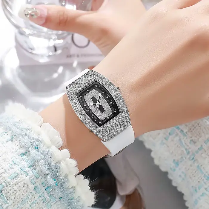 Nouvelles montres de luxe célèbres pour femme Tonneau cristal Silicone gelée montre à Quartz étudian