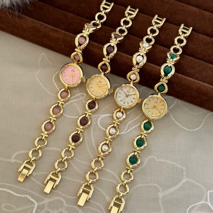 Montre ronde élégante pour femmes avec pierres translucides scintillantes Nouvelles montres à quartz de luxe haut de gamme Bracelet en or Montres-bracelets