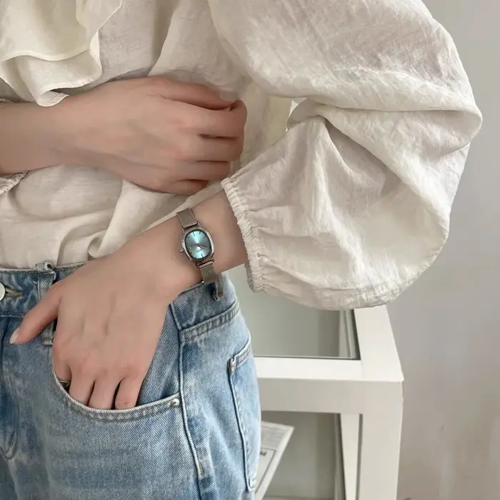 Montre verte simple en acier inoxydable pour femmes avec bracelet ajustable pour occasions spéciales et cadeaux d'anniversaire