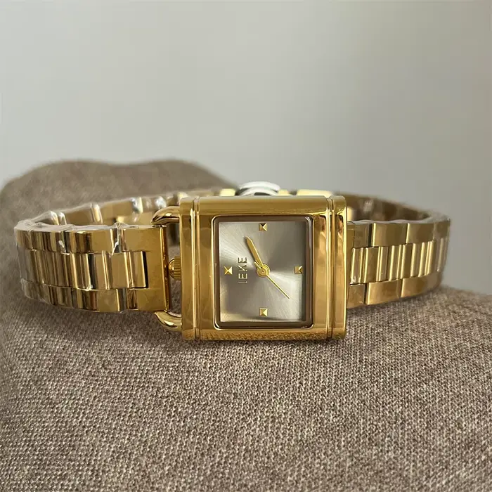 Montre élégante pour femme style vintage avec finition dorée et mouvement quartz pour femmes occasions spéciales