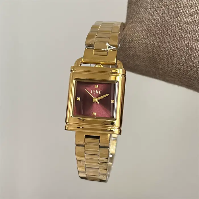 Montre élégante pour femme style vintage avec finition dorée et mouvement quartz pour femmes occasions spéciales