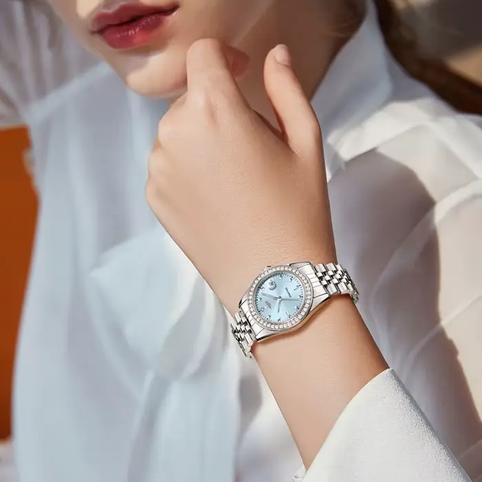 Montre à Quartz Luxe Femmes Planète Collection Calendrier Lumineux Bracelet Acier Occasions Spéciales Robuste et Élégante
