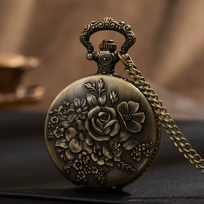Montre à gousset — Montre de poche vintage en bronze à motif floral sculpté, avec chaîne de collier,