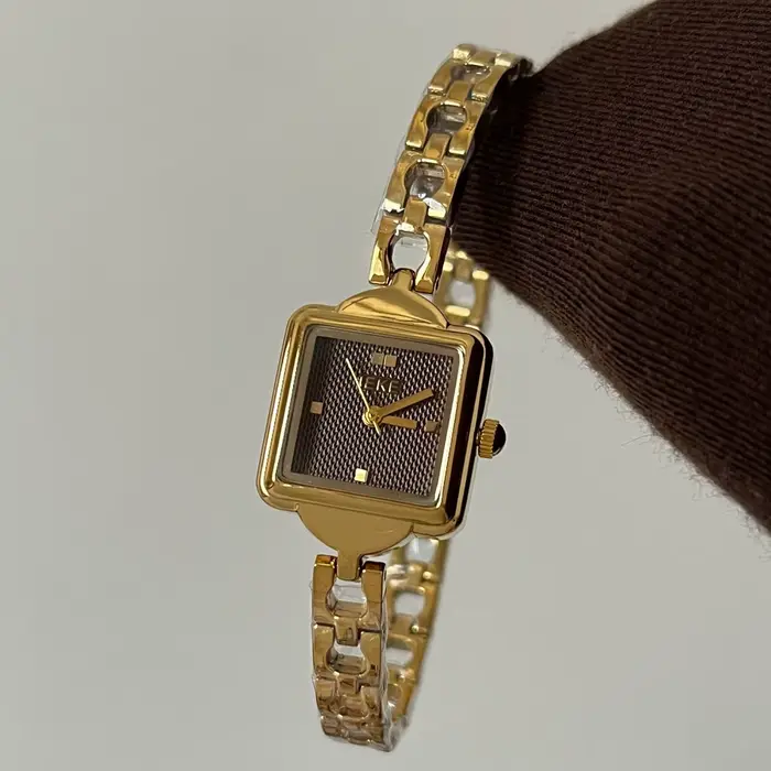 Montre vintage dorée pour femme avec bracelet chaîne