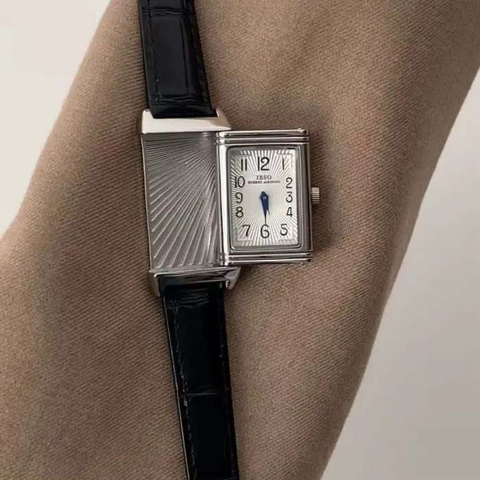 Nouvelle montre à quartz rétro carrée pour femme avec boîtier réversible et bracelet en cuir