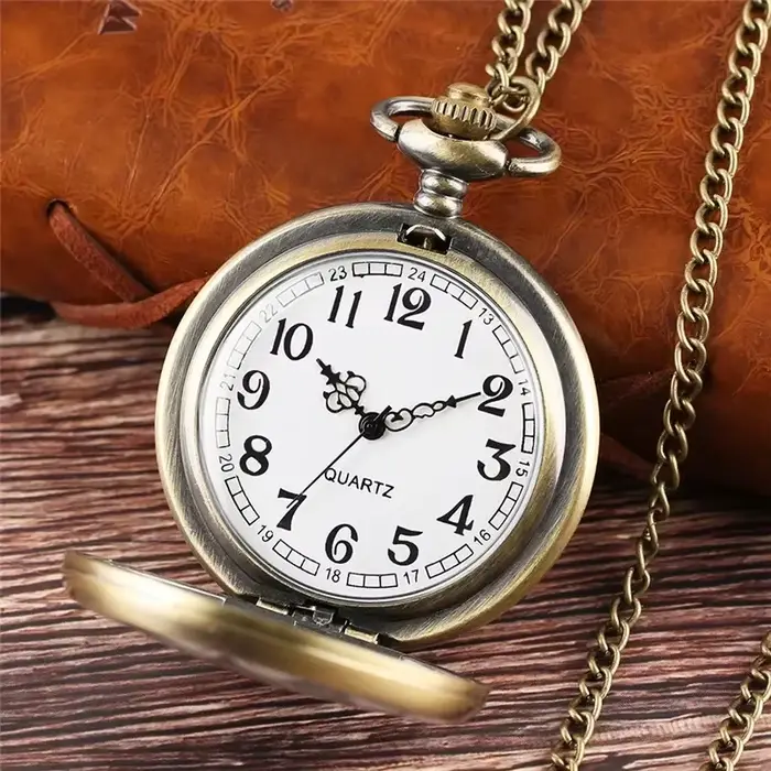 Montre de poche antique avec design floral en cristal