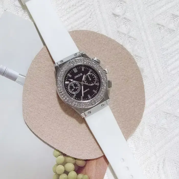 Montres à quartz en caoutchouc pour femmes